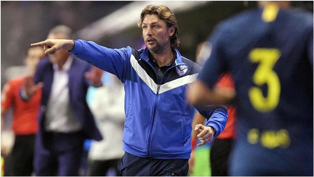 Heinze, dirigiendo a Vélez Sársfield de Argentina