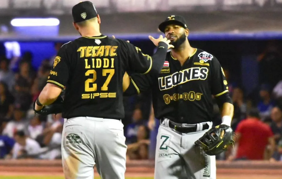 Jugadores de Yucatán se felicitan tras el triunfo en Monclova