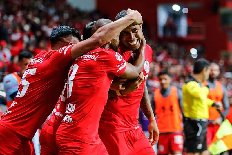 Felipe Pardo celebra el gol con sus compañeros