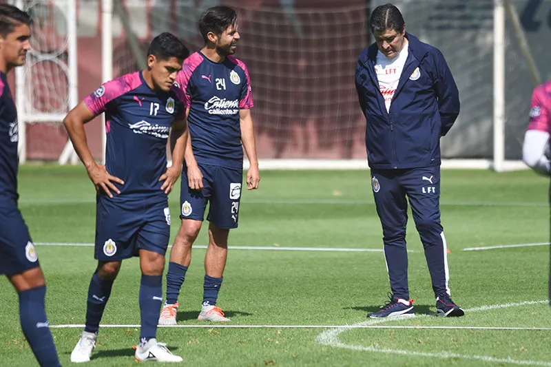 Luis Fernando Tena charla con Oribe Peralta en práctica de Chivas