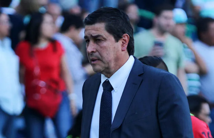 IMAGO7 Tena, se lamenta durante un partido