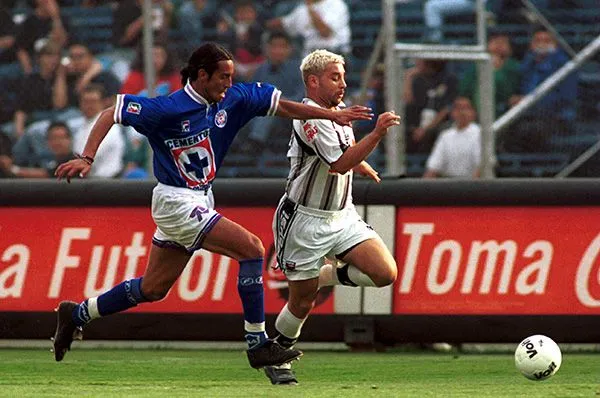 MEXSPORT El Turco Mohamed en la disputa por el balón