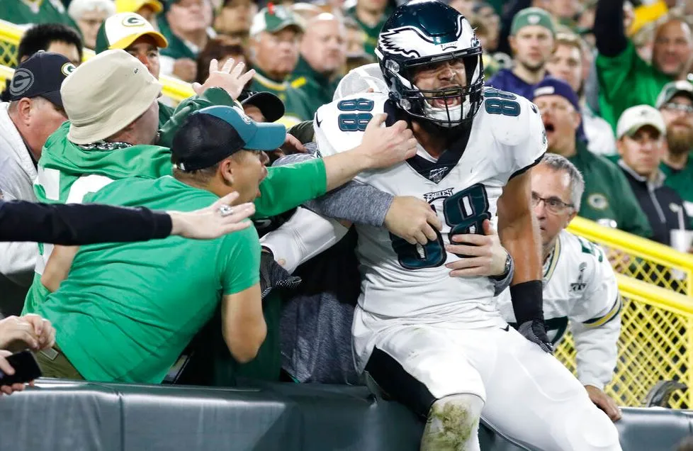 Goedert celebra con los fans el touchdown