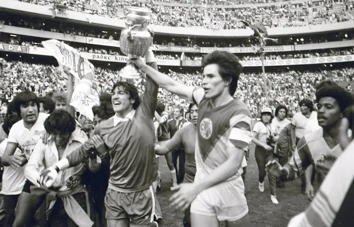 Zelada y Tena, tras conquistar la Liga ante Chivas en 1984