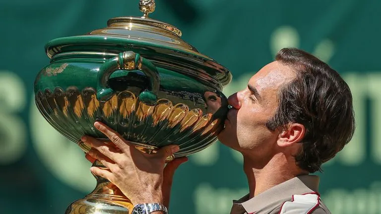 AP Roger Federer besa el trofeo de Halle