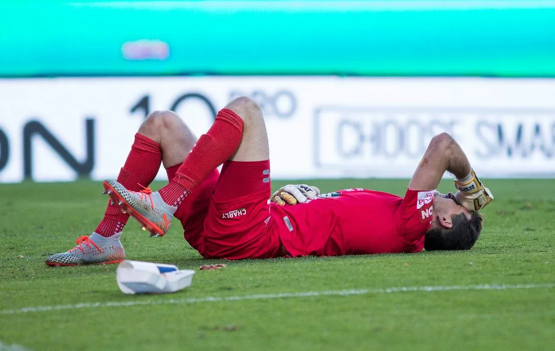 IMAGO7 Portero de Tuzos en el suelo tras fuerte impacto