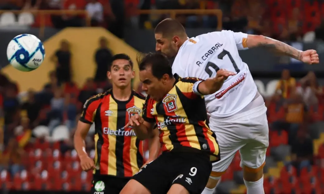 Omar Bravo lucha por el balón en un juego de los Leones Negros