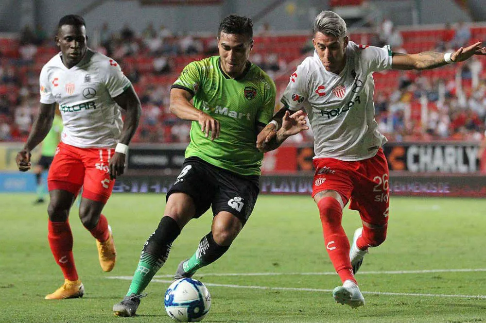 IMAGO7 Dario Lezcano y Cristian Calderón, luchan por el balón