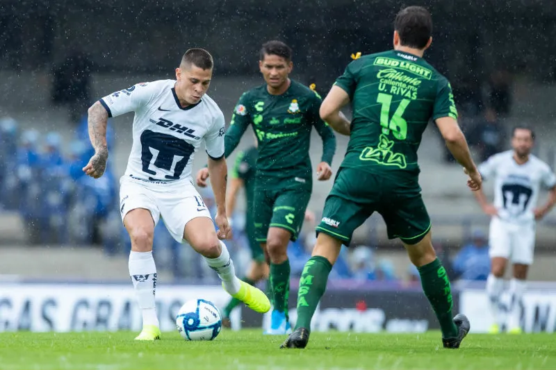 MIGUEL PONTÓN Acción del juego entre Pumas y Santos Laguna