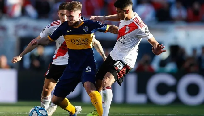 Mac Allister y Palacios peleando el esférico en el Superclásico de liga