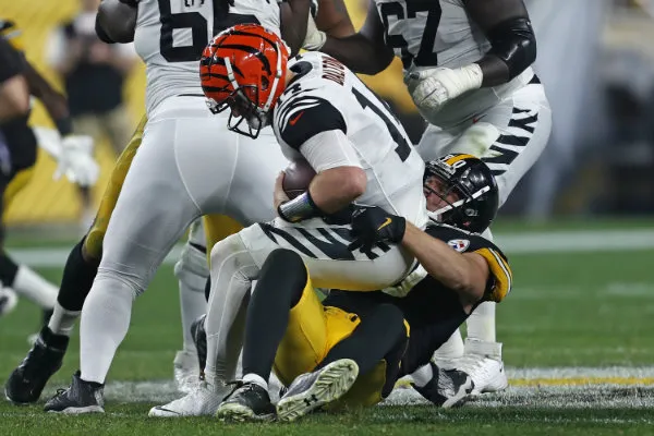 AP Andy Dalton siendo capturado por TJ Watt