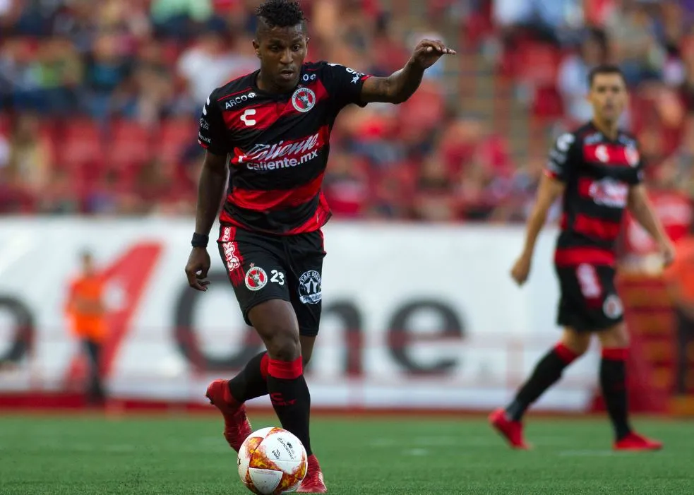Miller Bolaños conduce la redonda en un duelo de Xolos