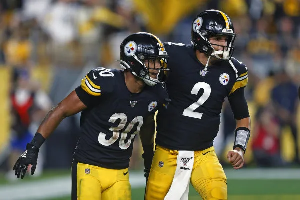 AP James Conner y Mason Rudolph durante el partido