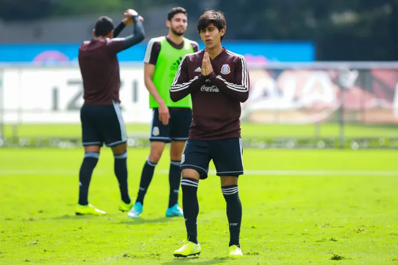 José Juan Macías en una práctica con el Tri Mayor