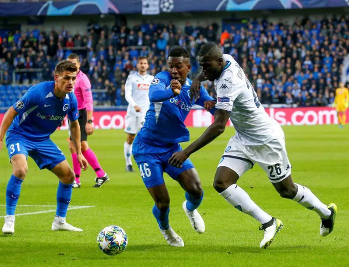 Koulibaly pelea el balón