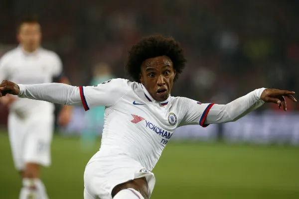 AP Willian en su disparo de volea que terminó en gol