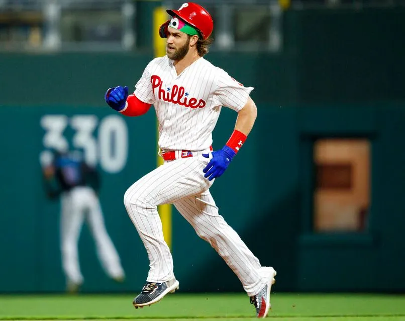 AP Bryce Harper corre durante una de las entradas