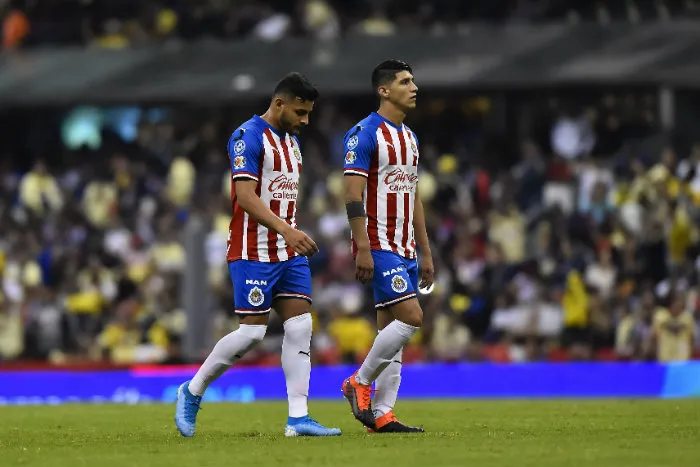 IMAGO7 Jugadores de Chivas tras un partido en el Azteca
