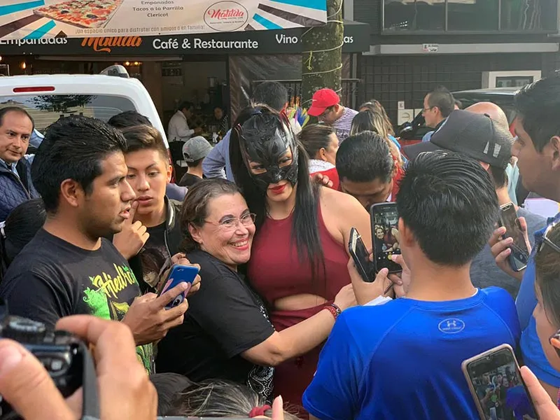 JOCELIN FLORES Octagón Jr. atiende a los aficionados afuera de la iglesia