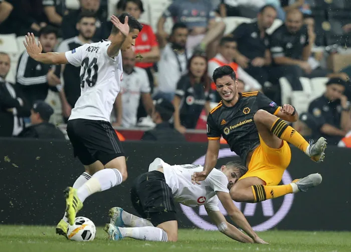 AP Raúl Jiménez es derribado en el duelo frente al Besiktas