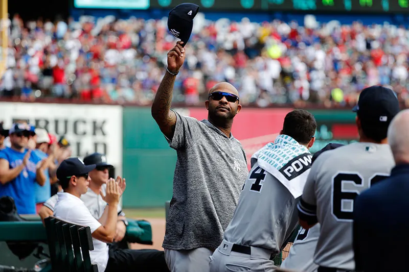 AP CC Sabathia saluda a los aficionados desde el dugout