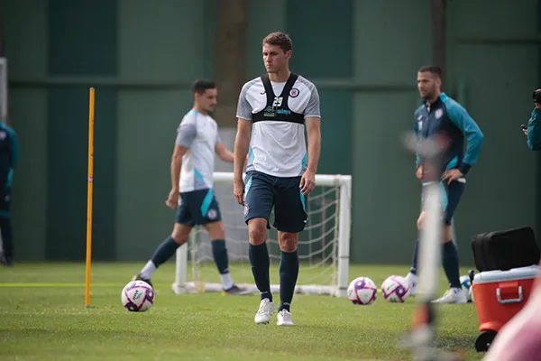 Santiago Giménez, durante entrenamiento de Cruz Azul