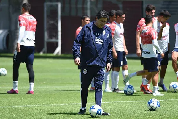 IMAGO7 El Flaco Tena durante el entrenamiento con Chivas