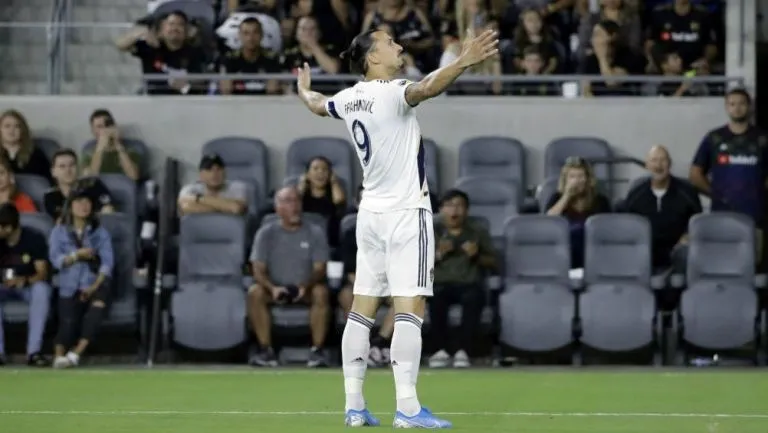 AP Zlatan, en festejo de gol durante un partido