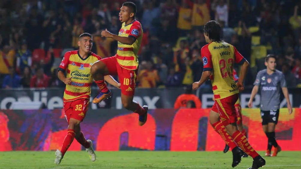 Edison Flores festeja una diana sobre Necaxa