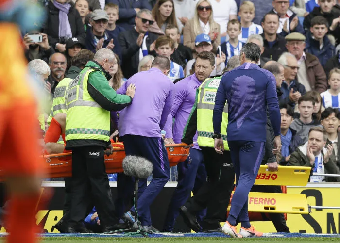 AP Lloris sale de la cancha en camilla