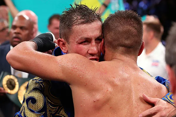 AP Golovkin y Derevyanchenko se abrazan tras pelea