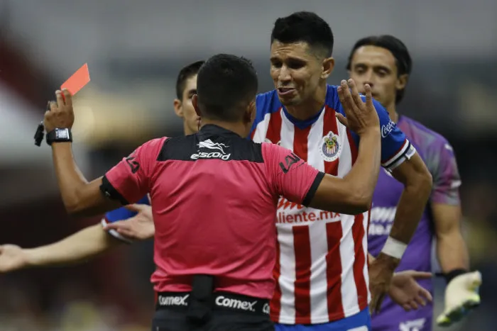 IMAGO7 Jugador de Chivas es expulsado