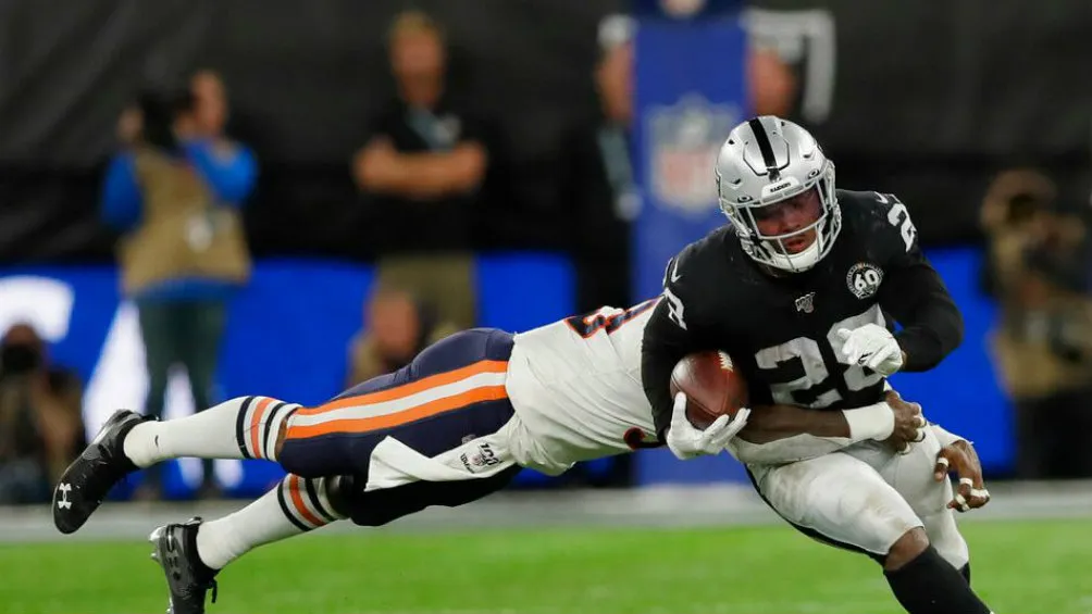 Josh Jacobs es acleado en el juego ante Chicago