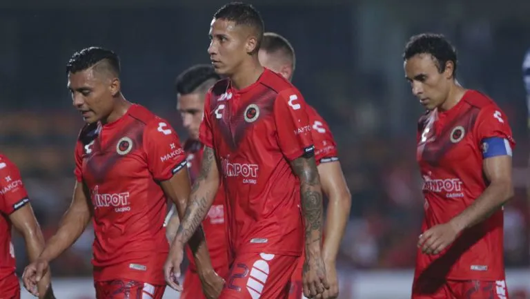 IMAGO7 Jugadores se lamentan tras derrota en el Apertura 2019