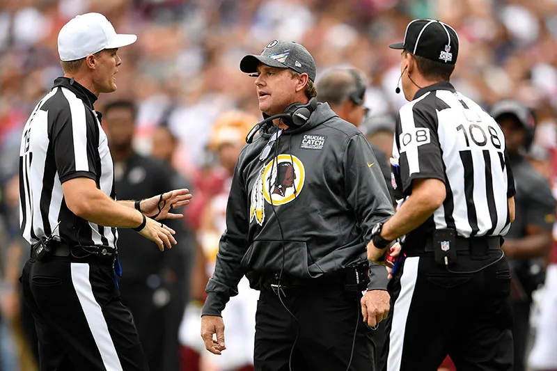 AP Jay Gruden discute con los oficiales en un partido con Redskins