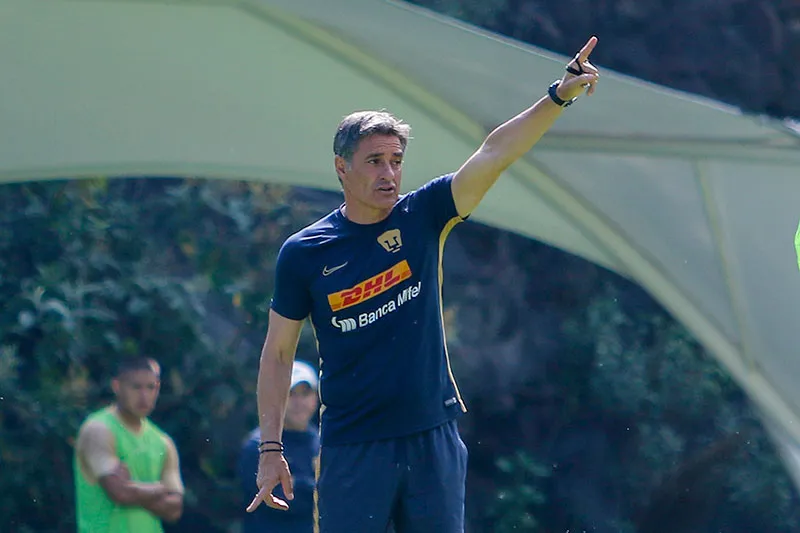 Míchel González, durante un entrenamiento de Pumas