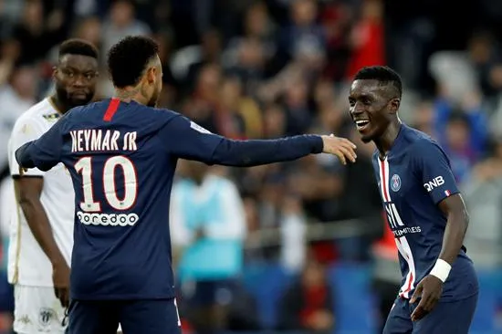 Neymar festeja en juego del PSG