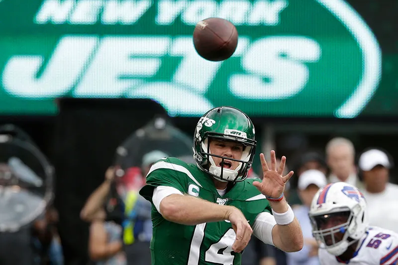 AP Sam Darnold lanza un pase en un partido con los New York Jets