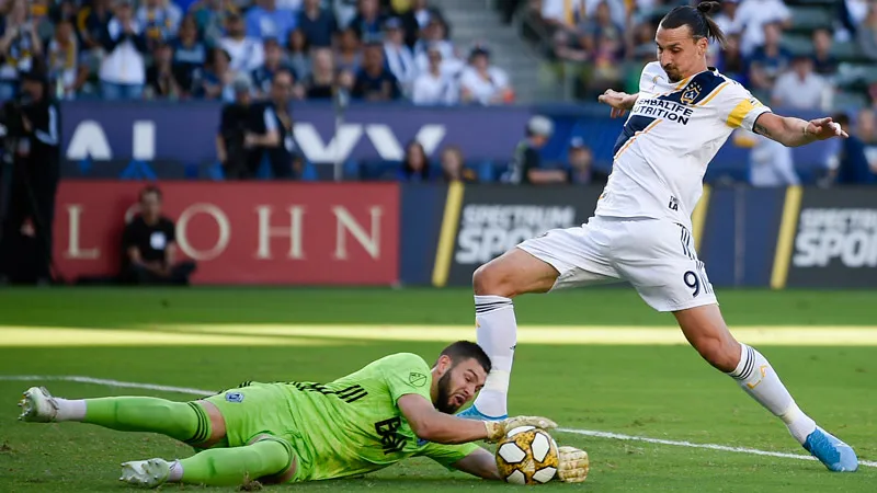 Zlatan intenta una acción en un duelo del Galaxy