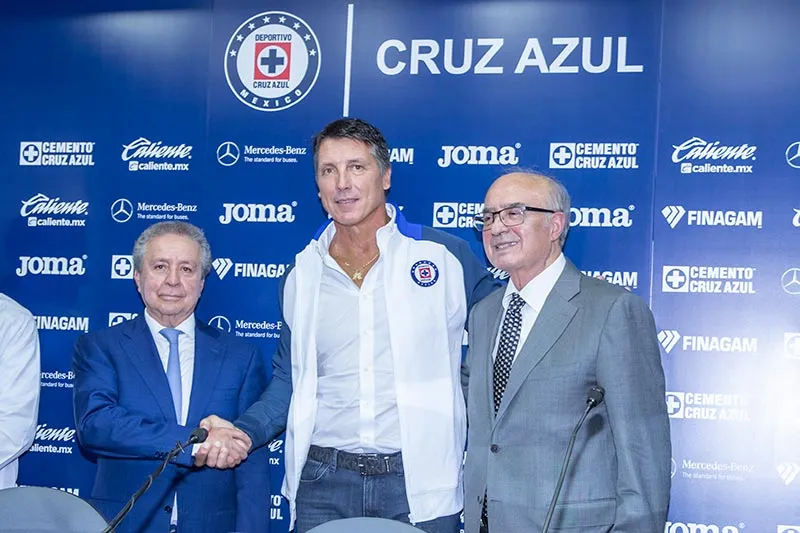 Víctor Garcés, Siboldi y Alfredo Álvarez, en la presentación del DT