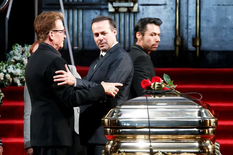 Emmanuel acompañó a la familia de José José en Bellas Artes