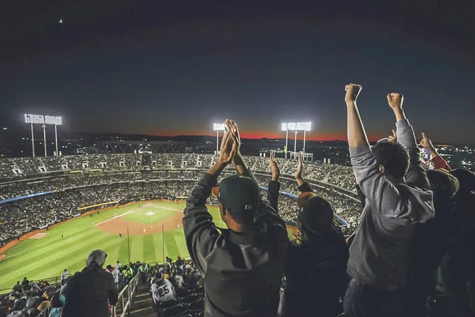 TWITTER @ATHLETICS Aficionados de los Atléticos en el Coliseo