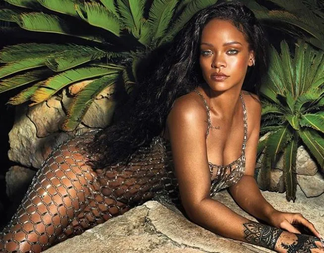 Rihanna posa muy sensual