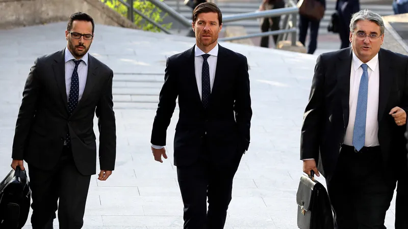 EFE Xabi Alonso llega a declarar, acompañado por sus abogados
