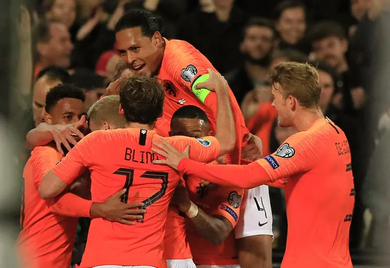 Jugadores de Holanda festejan un gol contra Irlanda del Norte