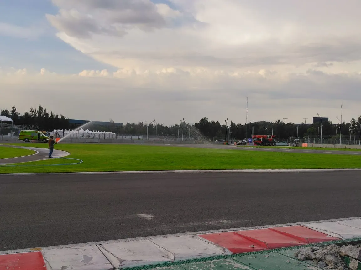 Persona riega el césped del AHR