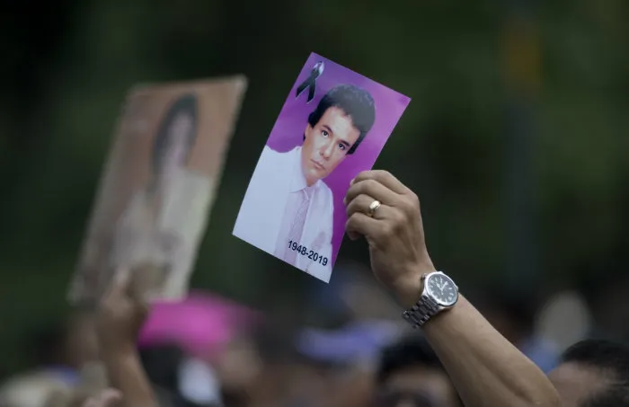 Fan sostiene imagen de José José