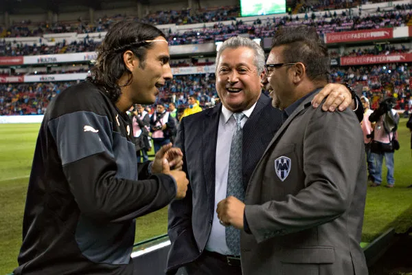 De Nigris, Vucetich y Mohamed, referentes de Rayados, en un amable saludo
