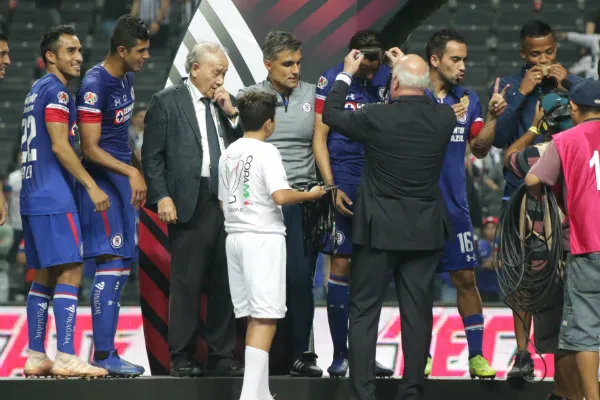 Billy Álvarez tras recibir la medalla de campeón de Copa MX