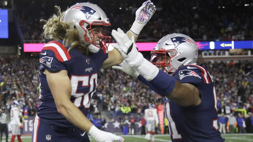 AP Jugadores de los Patriotas festejan una anotación